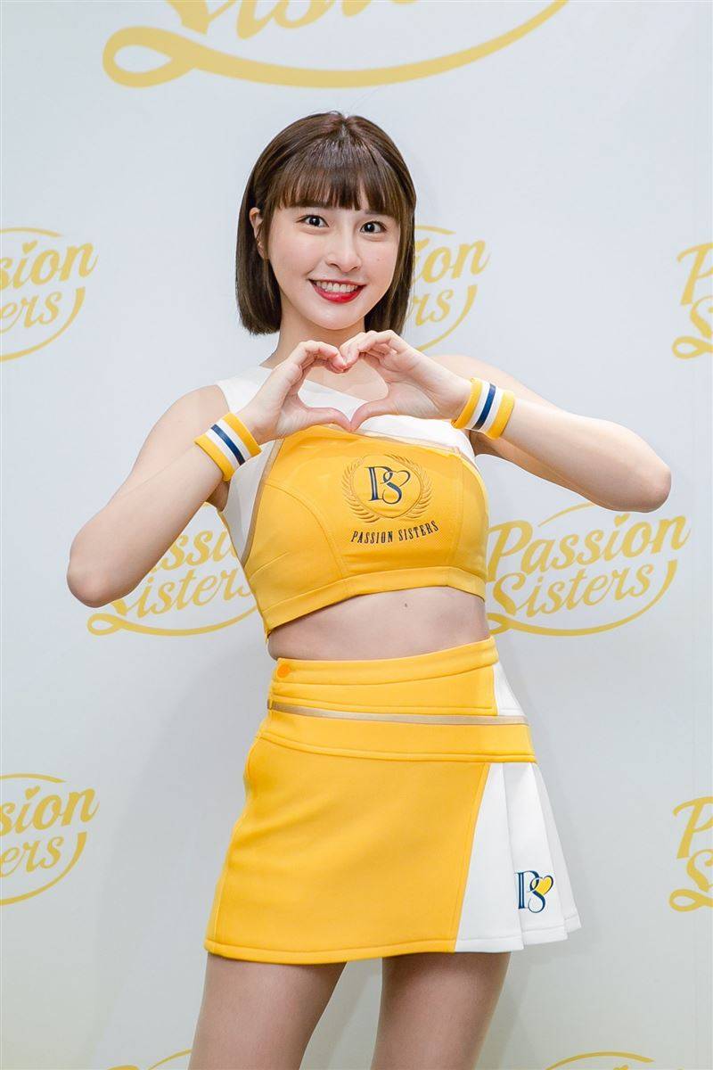 峮峮被嫌胶原蛋白流失飘“阿姨味”网PO片反击激推：我峮炸裂最好看 时尚资讯 图1张