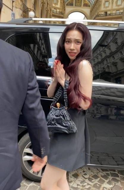 aespa Karina 遇到粉丝要签名 “一秒变脸”！网民笑翻：太可爱了啦！ 娱乐资讯 图2张