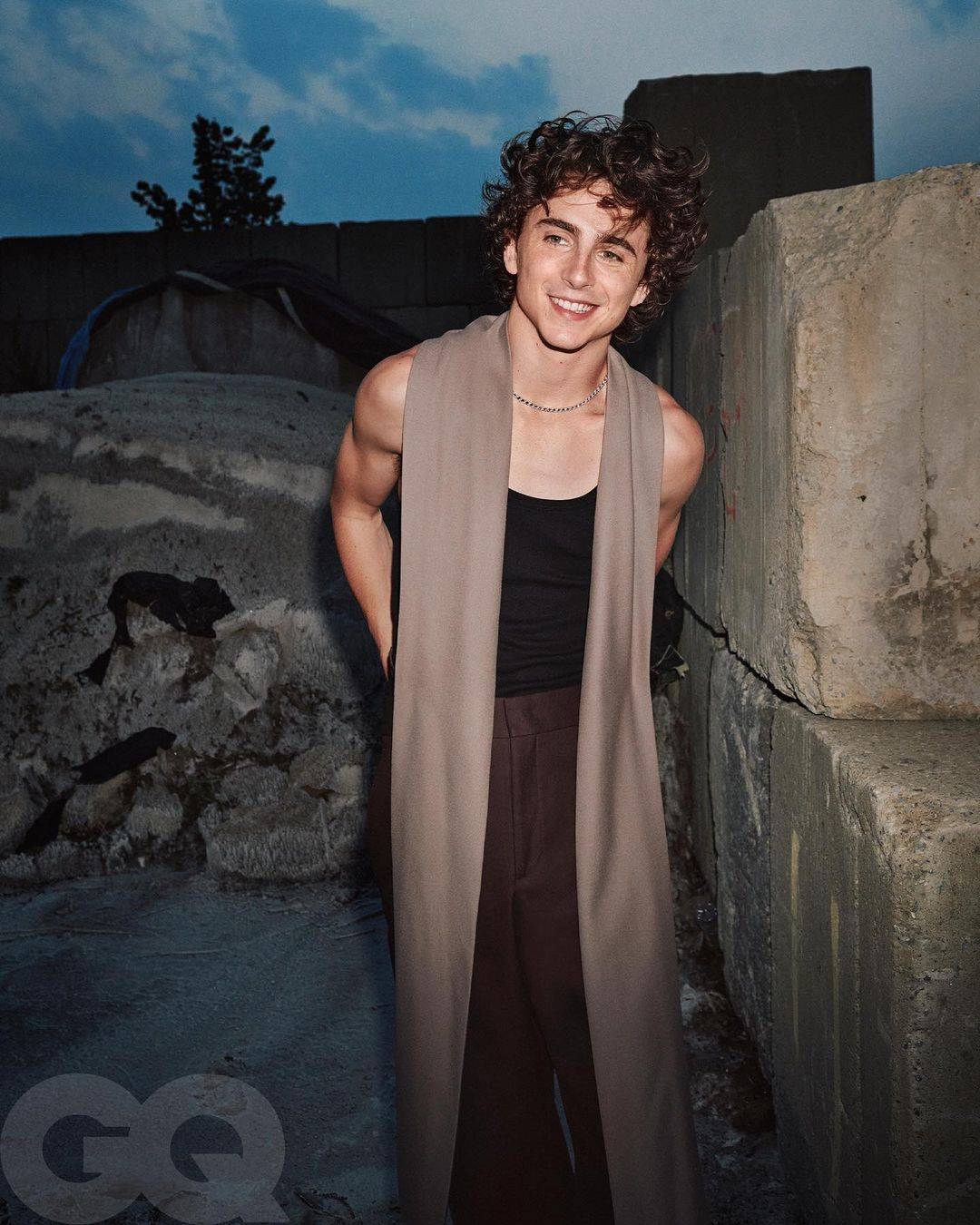 甜茶Timothee Chalamet 新造型曝光！留胡子 穿复古 “爷爷风” 网民：完全认不出！ 娱乐资讯 图1张