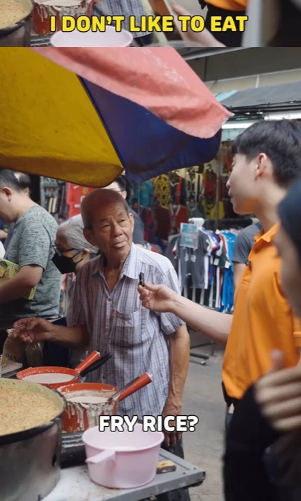 Uncle Roger遇到对手了！老伯伯当面拒绝：我不喜欢吃炒饭 娱乐资讯 图1张