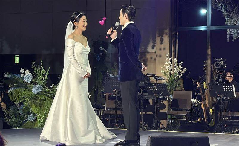 萧敬腾婚礼“女儿视角”曝光　梧桐妹褪去公主装！进场换火辣深V造型 时尚资讯 图1张