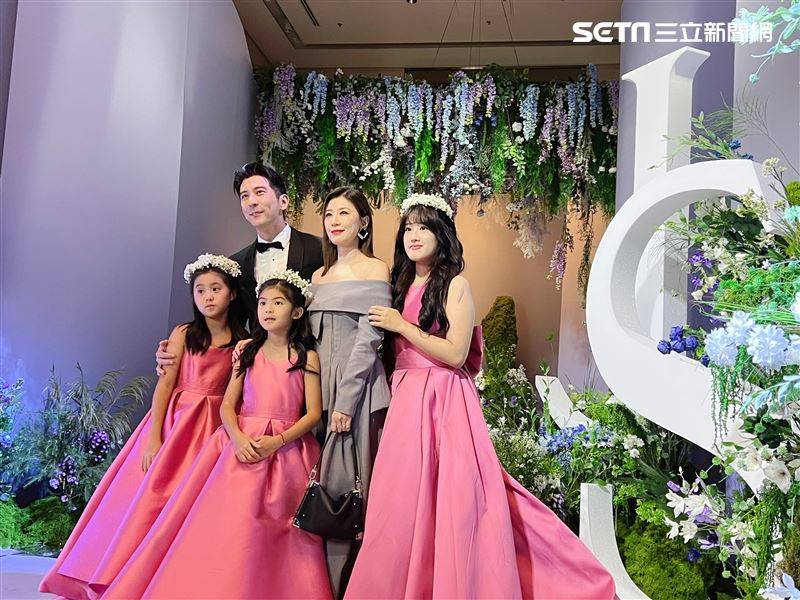 萧敬腾婚礼“女儿视角”曝光　梧桐妹褪去公主装！进场换火辣深V造型 时尚资讯 图3张