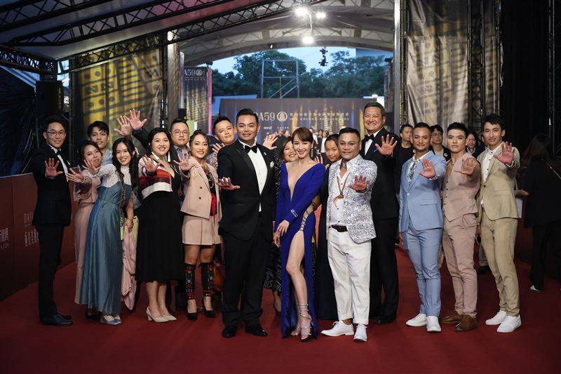 金钟红毯／蔡逸帆前后敞开“胸口大深V背后裸一片”超高衩全辣晕 时尚资讯 图1张
