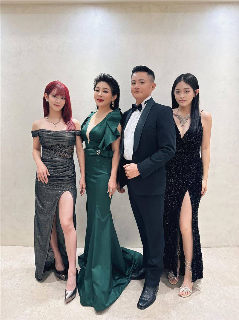 王彩桦金钟不藏了！“2超美女儿包夹”高衩白皙辣腿全露！网辣晕 时尚资讯 图3张