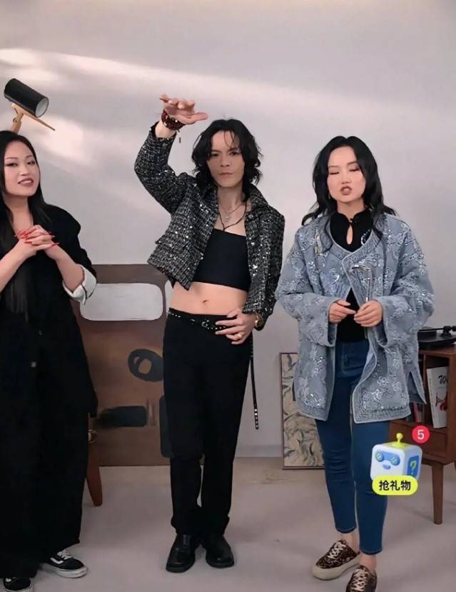 变装成瘾？向佐穿吊带露脐装直播 全场看到哇哇声！ 娱乐资讯 图1张