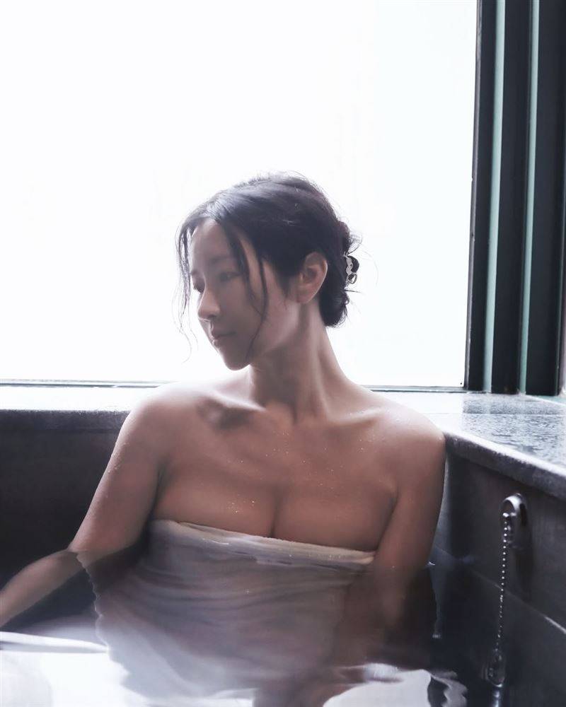 美女治疗师来台“裸泡温泉”疑走光照外流！拍摄者曝光本人出面回应了 时尚资讯 图3张