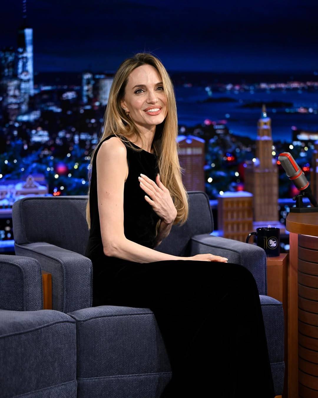 Angelina Jolie 摔断脚趾！赤脚上节目：找不到能穿的鞋子！ 娱乐资讯 图1张