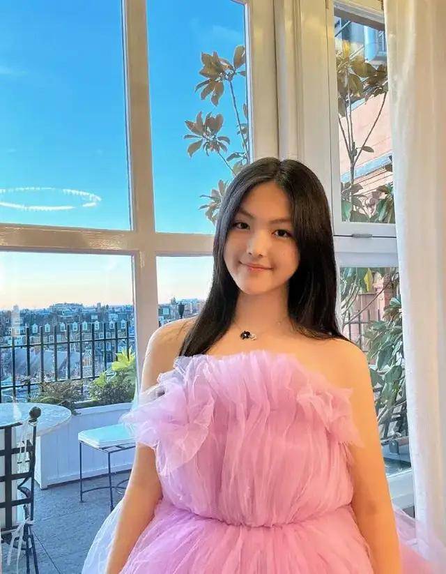 16岁王诗龄考驾照！妈妈李湘豪送 800万劳斯莱斯 娱乐资讯 图4张