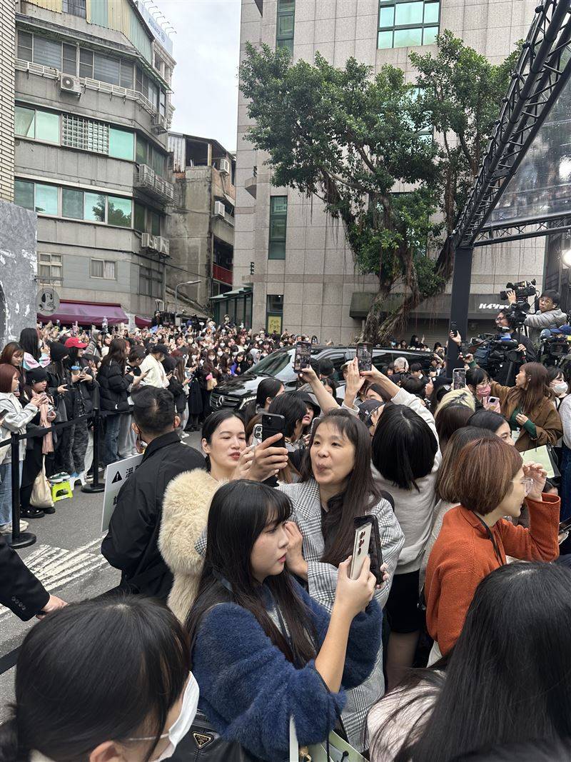 直击／挤爆中山！ENHYPEN祯元、善禹现身　上千粉丝应援酿道路瘫痪 时尚资讯 图3张