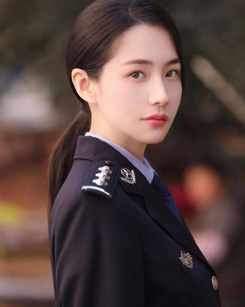 AA片女星晒九头身警花制服帅照“英挺反差感”网震撼！亲揭真实身世 时尚资讯 图7张
