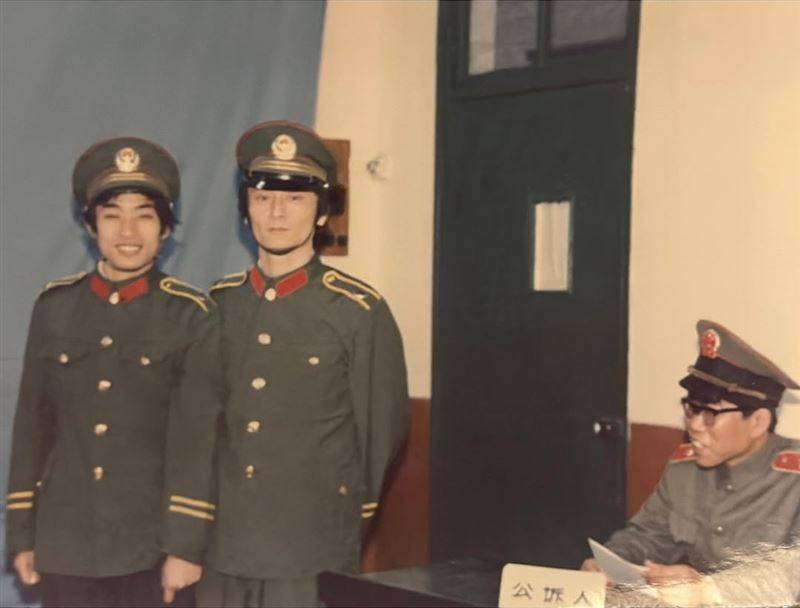 AA片女星晒九头身警花制服帅照“英挺反差感”网震撼！亲揭真实身世 时尚资讯 图9张