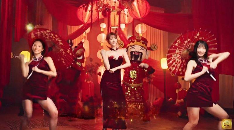 独家／“最美礼生”过年化身黄金战袍“猛蛇辣妹”美腿不藏了狂放福利！ 时尚资讯 图3张