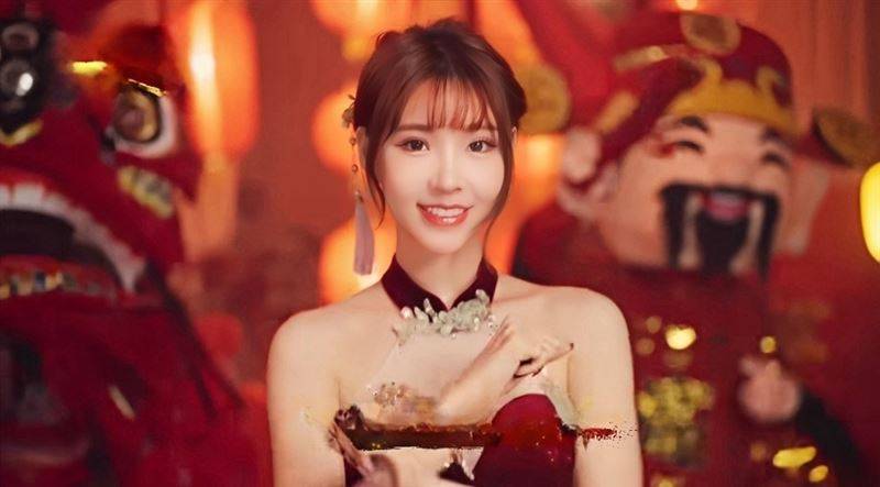 独家／“最美礼生”过年化身黄金战袍“猛蛇辣妹”美腿不藏了狂放福利！ 时尚资讯 图2张