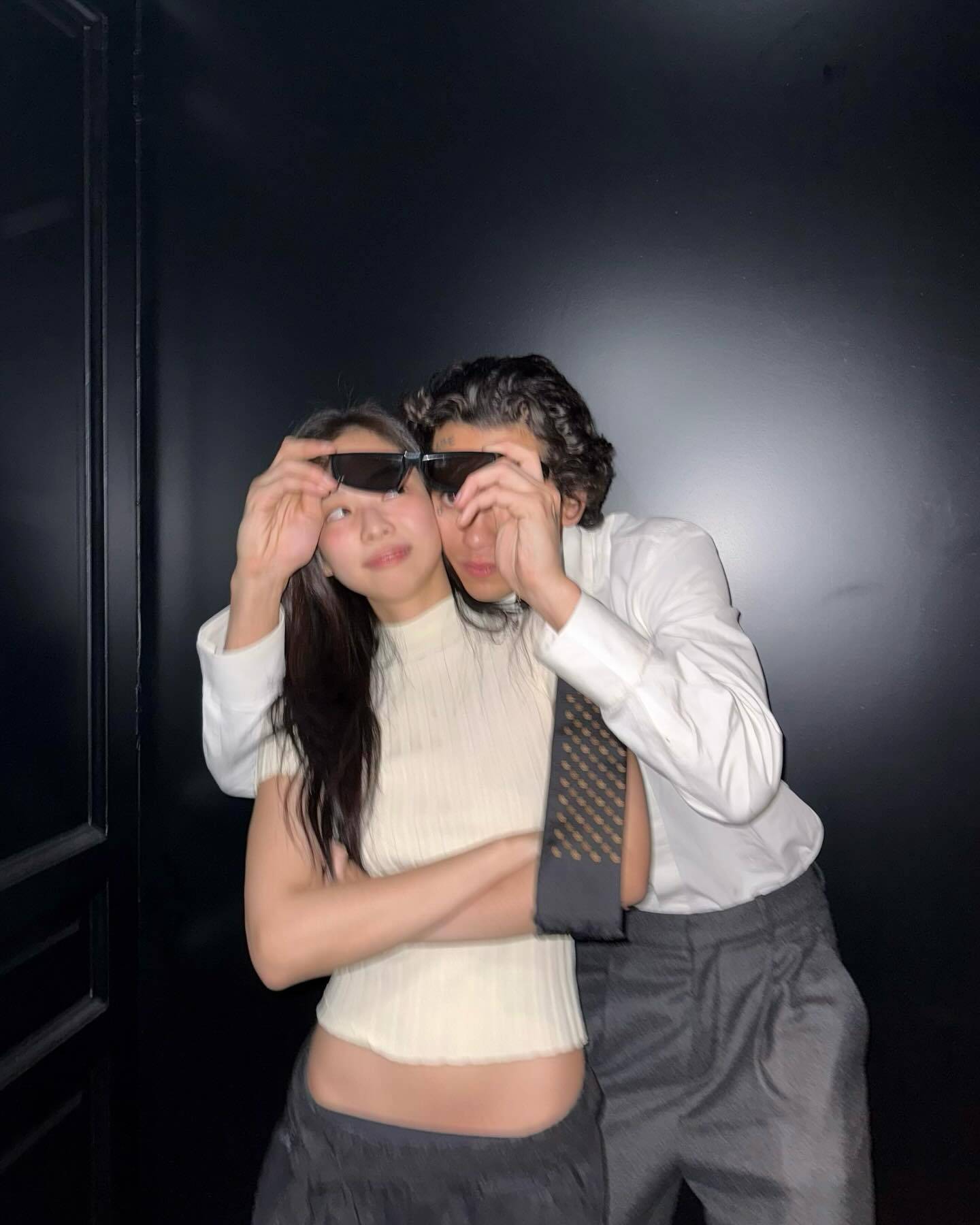 JENNIE被背后环抱超亲密！Dominic Fike身份曝光 曾与Justin Bieber合作！ 娱乐资讯 图2张