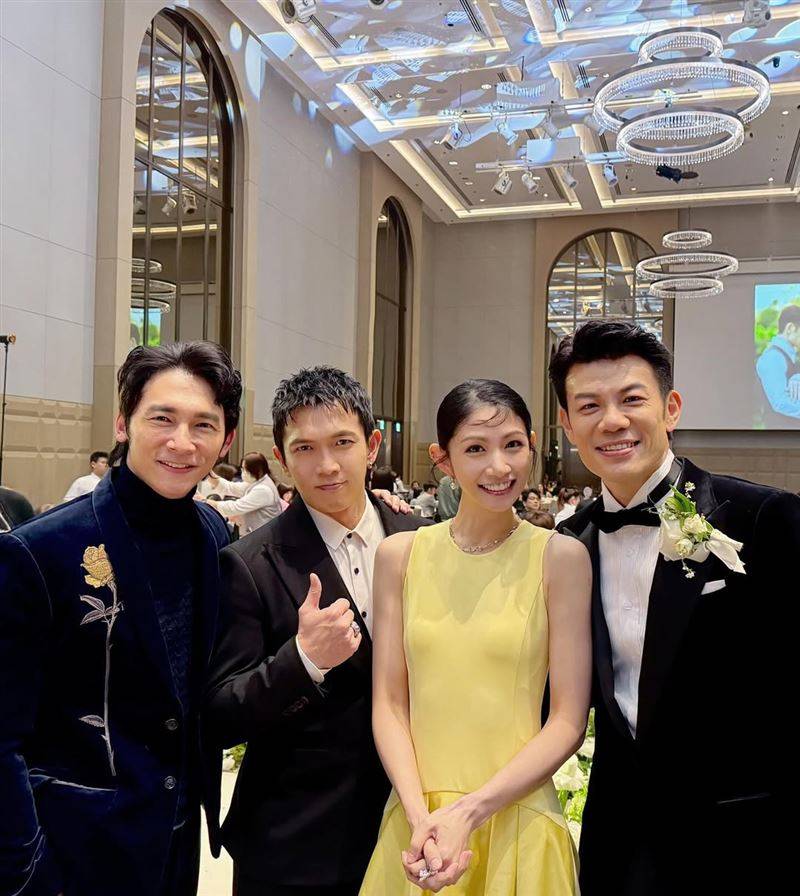 坤达、柯佳嬿婚礼罕见同框亮相！2人定情作《我们发财了》5演员合体 时尚资讯 图2张