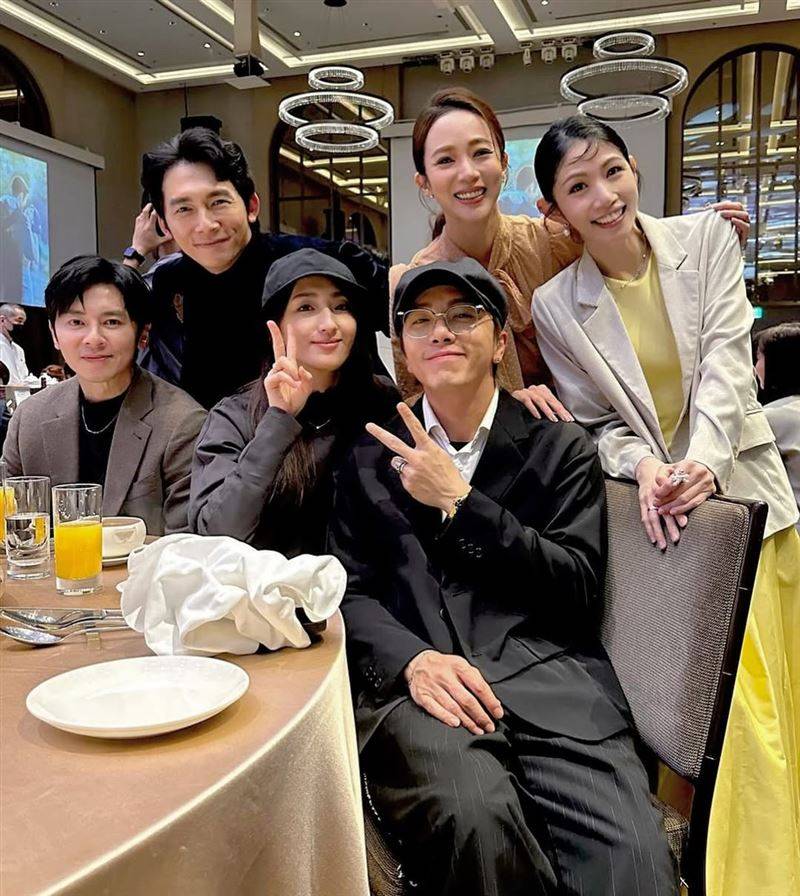坤达、柯佳嬿婚礼罕见同框亮相！2人定情作《我们发财了》5演员合体 时尚资讯 图3张
