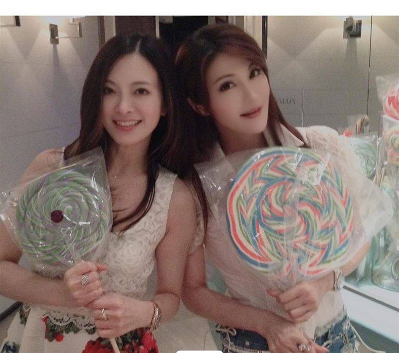 “国标舞女王”刘真离世5周年！杨丽菁晒亲密合照143字感叹：依旧如初 时尚资讯 图3张