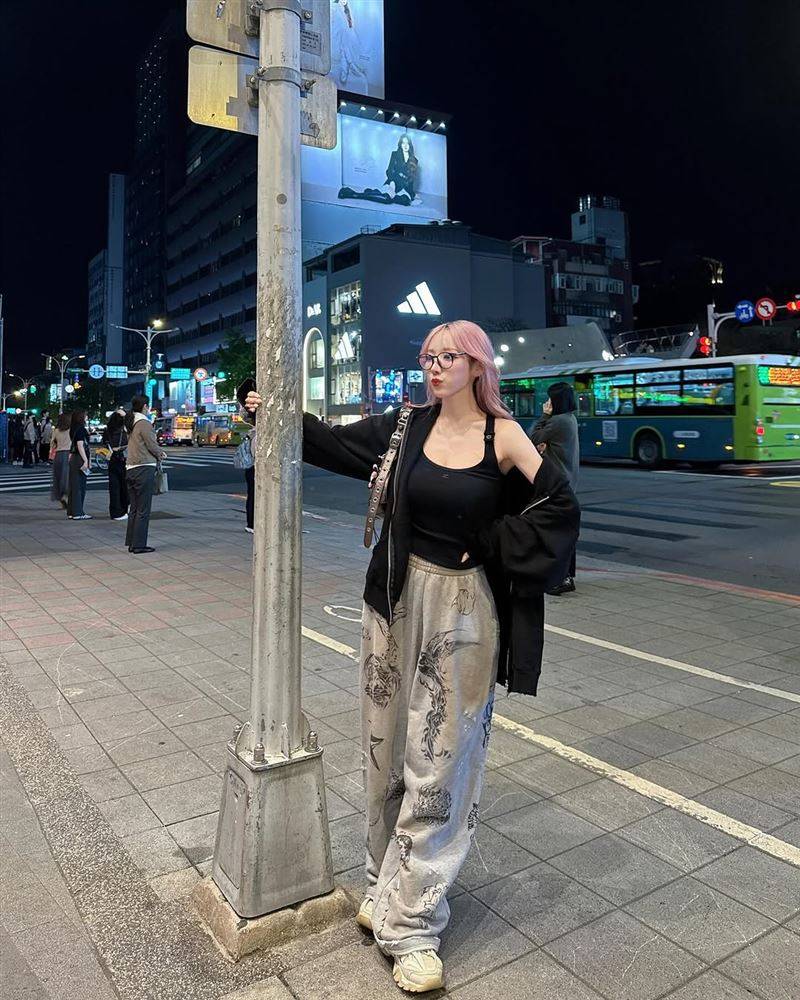 野生大咖女优出现中山站“0伪装”穿超辣！超凶上围“顶起来”网朝圣 时尚资讯 图3张