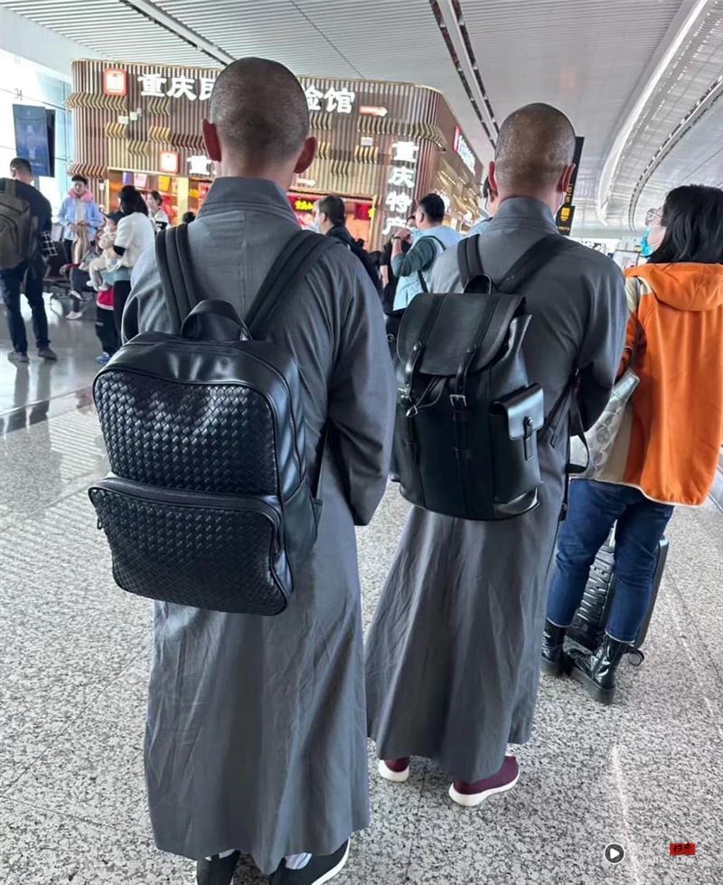 2和尚背名牌精品包！网一查“惊人6位数价格”　吓：现在转职来得及吗？ 时尚资讯 图2张