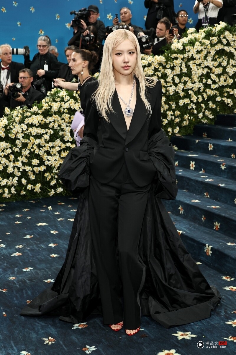 LISA首次亮相Met Gala！全身LV黑蕾丝 下半身仅穿条三角内内见人 娱乐资讯 图3张