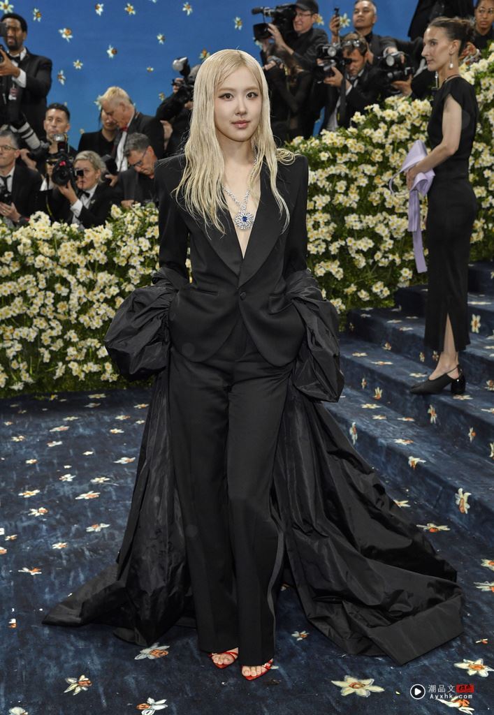 Met Gala／BLACKPINK闹“明星三缺一”Rosé深V镂空燕尾服又美又帅 时尚资讯 图3张