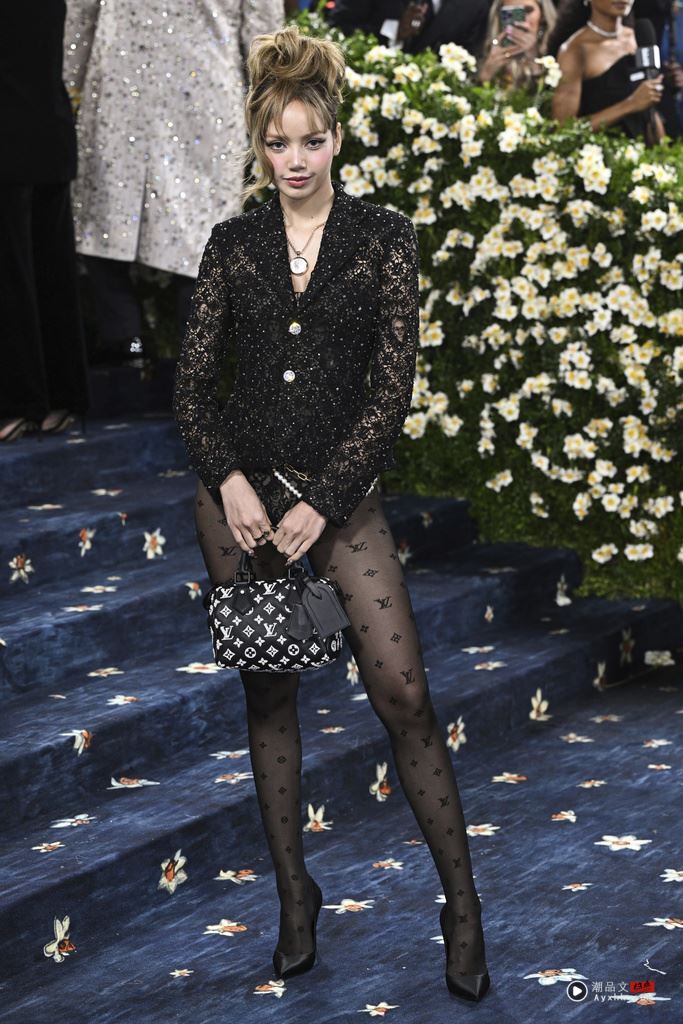 Met Gala／BLACKPINK闹“明星三缺一”Rosé深V镂空燕尾服又美又帅 时尚资讯 图2张