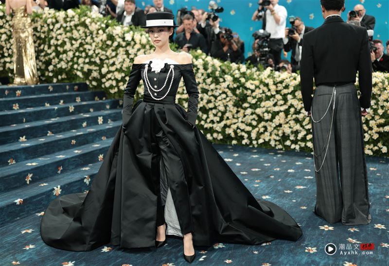 Met Gala／Jennie香肩女王美翻　Lisa“下身失踪”黑丝袜翘臀全泄 时尚资讯 图1张