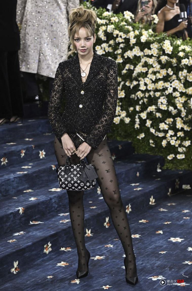 Met Gala／Jennie香肩女王美翻　Lisa“下身失踪”黑丝袜翘臀全泄 时尚资讯 图2张