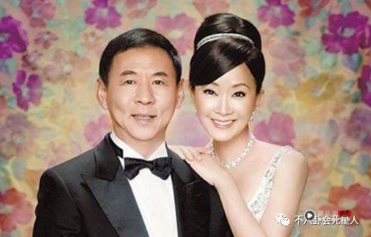 孙芸芸70岁妈妈近照曝！惊人冻龄样貌　网吓坏：“根本美魔女天花板” 时尚资讯 图4张