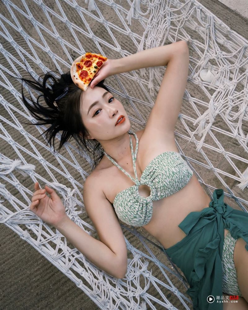 ㄚ头峇里岛解放比基尼！紧贴两鲜肉甜笑　网急喊：老公快遮眼睛 时尚资讯 图2张
