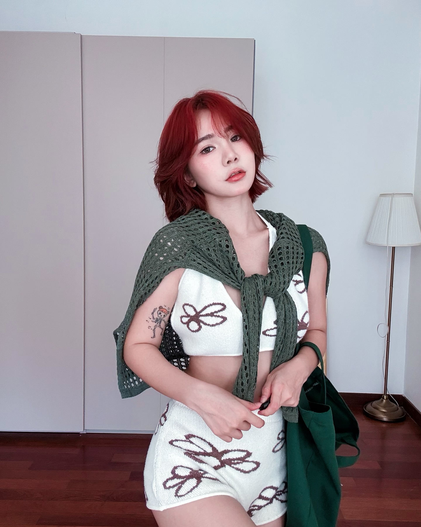 会玩！前AMOi-AMOi小闲和男友串通 自戴头纱、婚戒在朋友面前完成求婚仪式 娱乐资讯 图1张