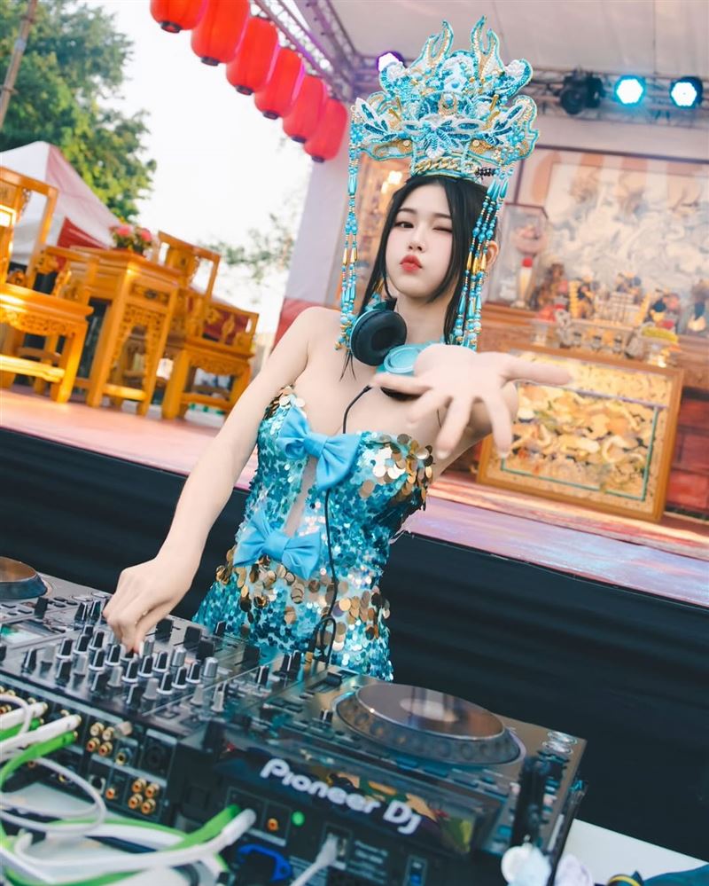 多栖女神「最潮礼生」垦丁爆肝式拍摄！辣脱半球造型秀极限：代表作 时尚资讯 图1张