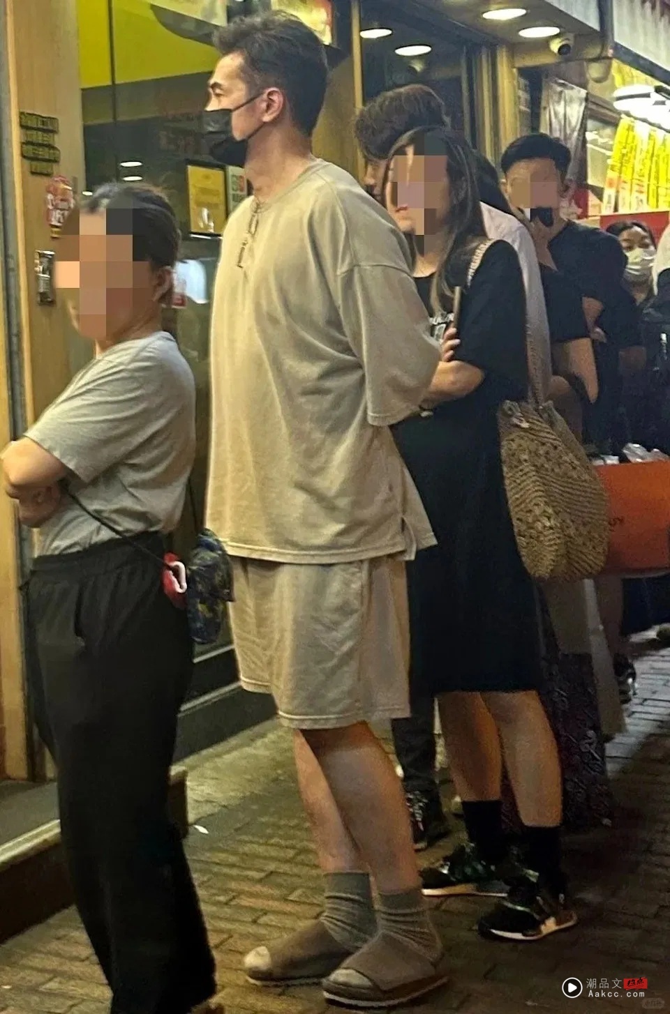 陈豪街头买晚餐穿搭抢眼！网友直呼：果然是潮流教主 娱乐资讯 图2张