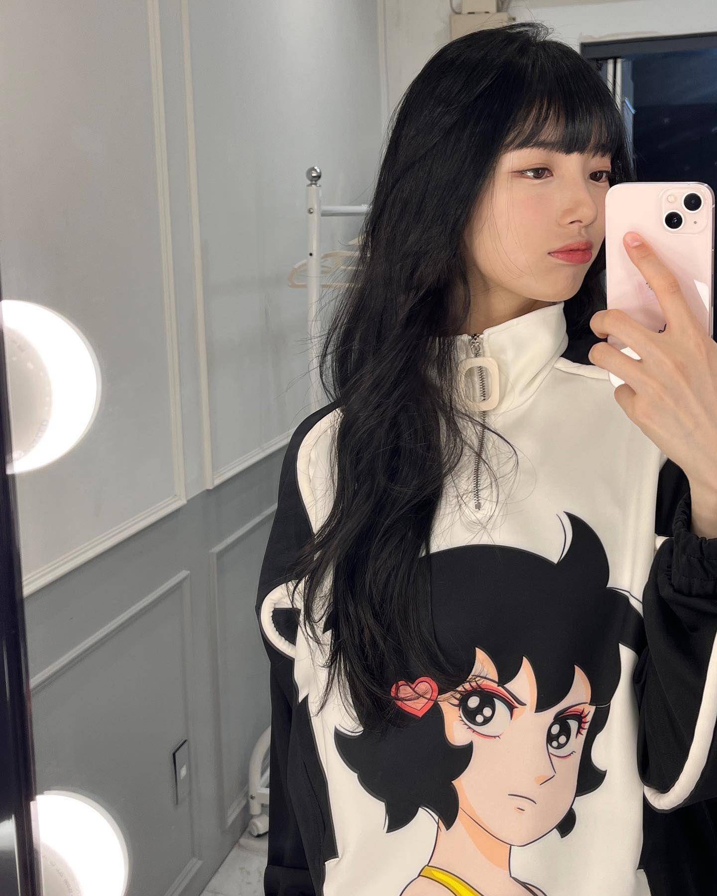 秀智学漫画少女装酷萌翻　高颜值驾驭联名衫、显胖外套都不怕 时尚穿搭 图1张