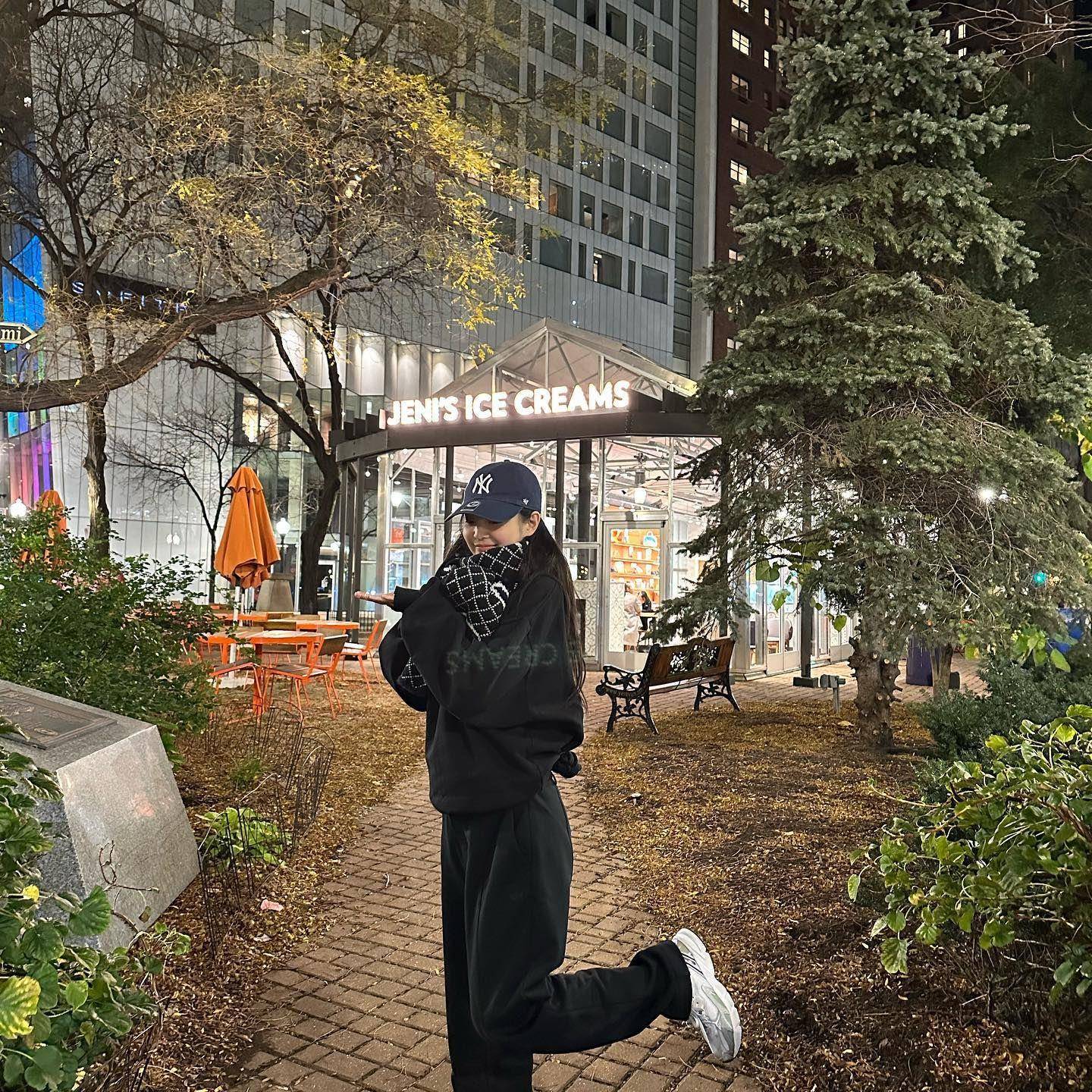 Jennie舞台装辣到臀线毕露　私下只想宽松Zara装搭香奈儿御寒 时尚穿搭 图2张