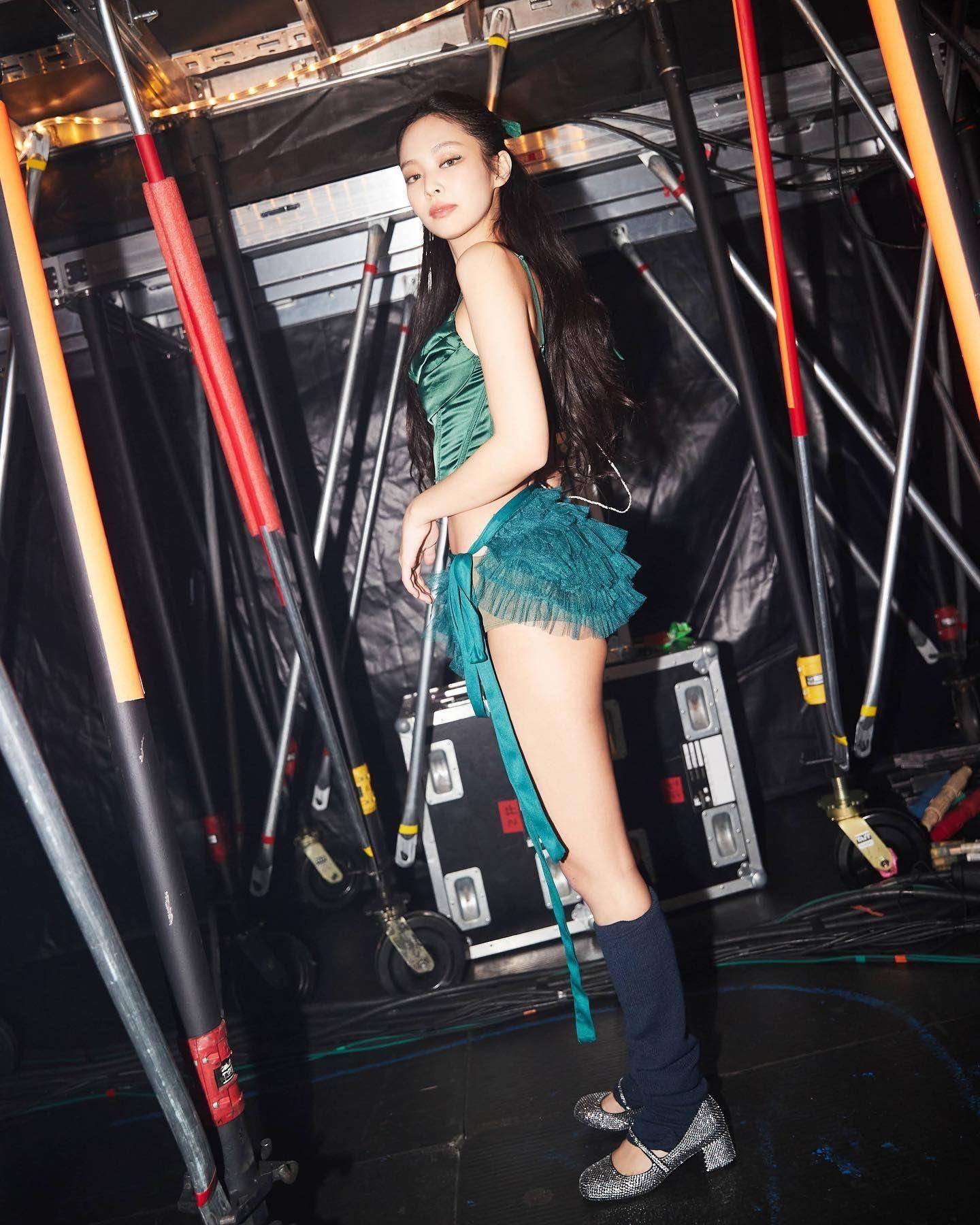 Jennie舞台装辣到臀线毕露　私下只想宽松Zara装搭香奈儿御寒 时尚穿搭 图3张