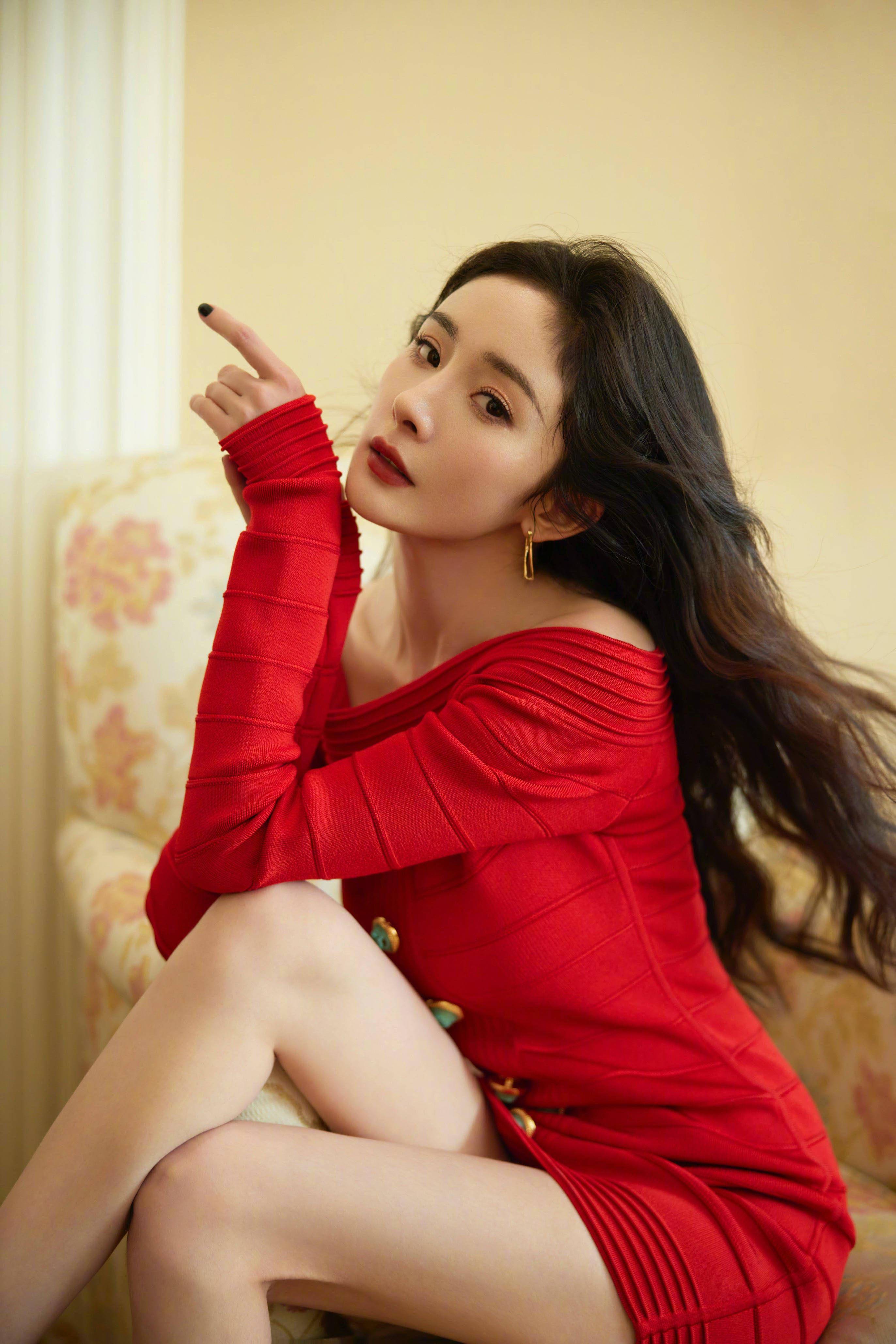 杨幂火力全开“11字铅笔腿”现形！　超紧身红裙成性感天花板 名人名流 图2张