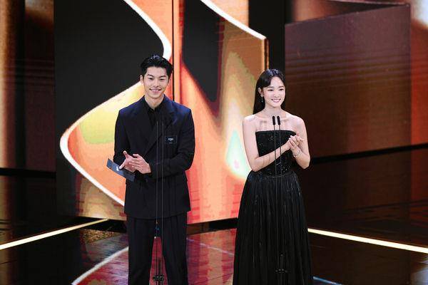 金马时尚／黑木瞳、谢盈萱长直发“装幼齿”，少女感全开 最新资讯 图3张