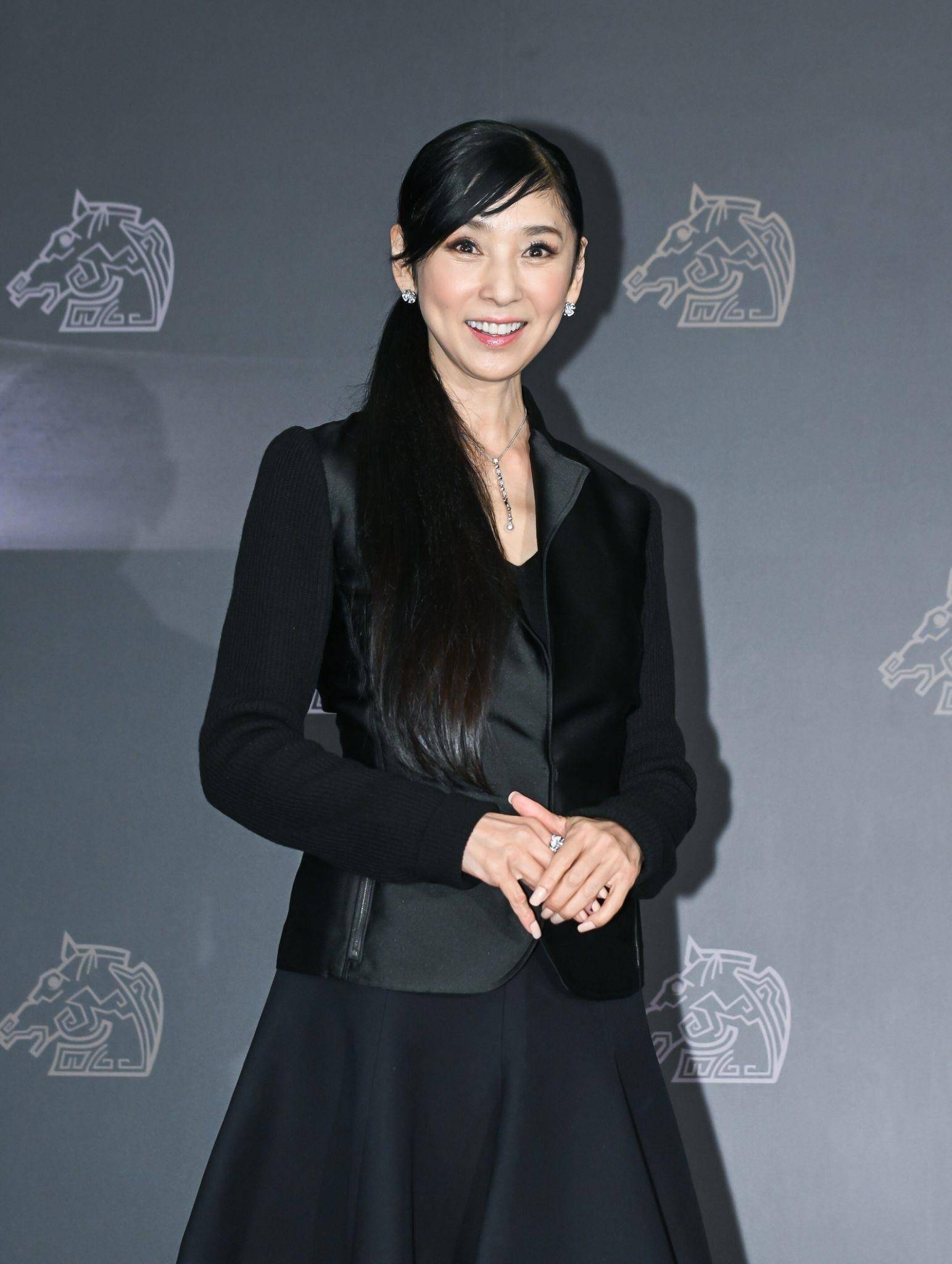 谢盈萱挑金马战袍陷入挣扎　黑白造型美翻网友喊“都穿” 奢侈品牌 图5张
