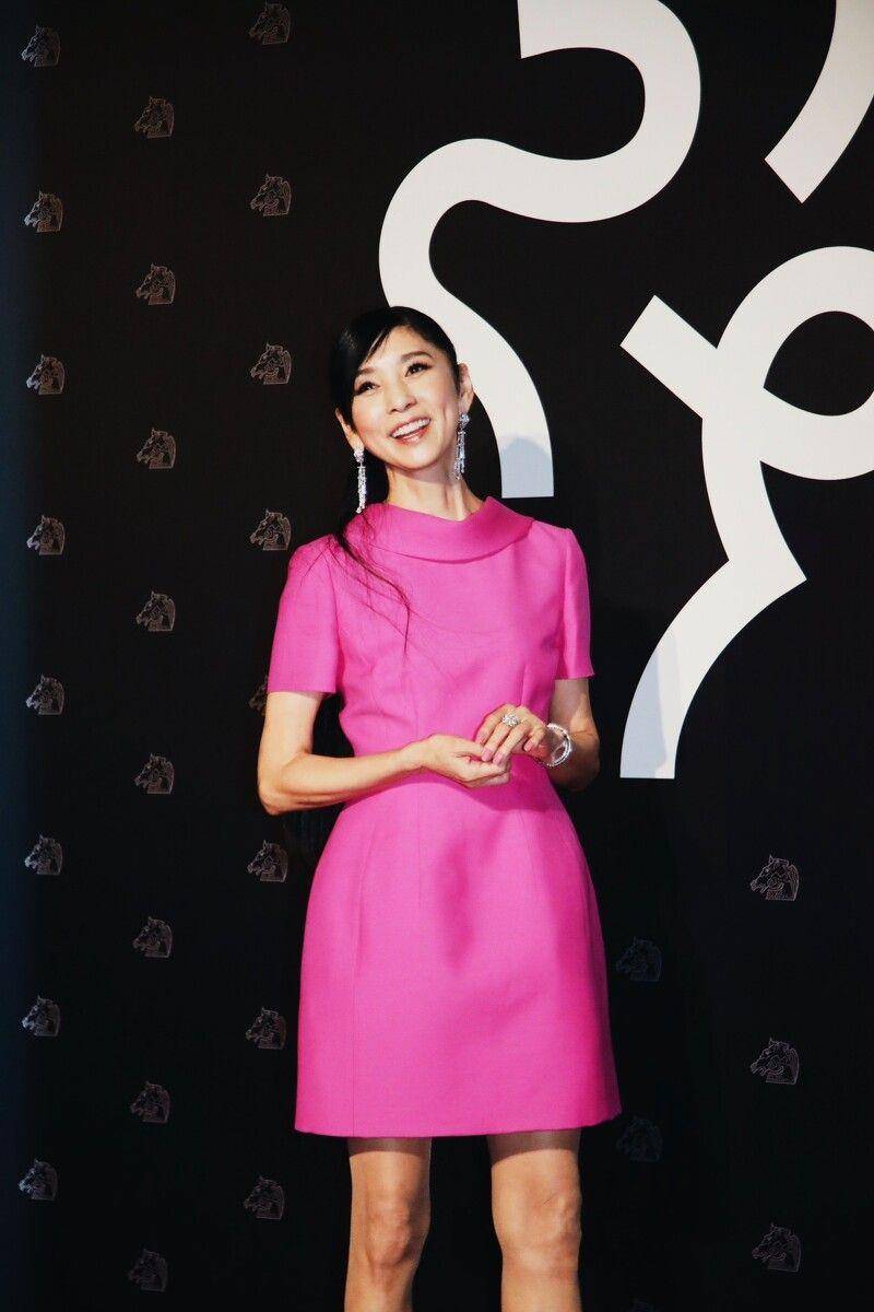 62岁黑木瞳不只保养得宜，私下穿搭也是超逆龄　白色单品最常出现 名人名流 图1张