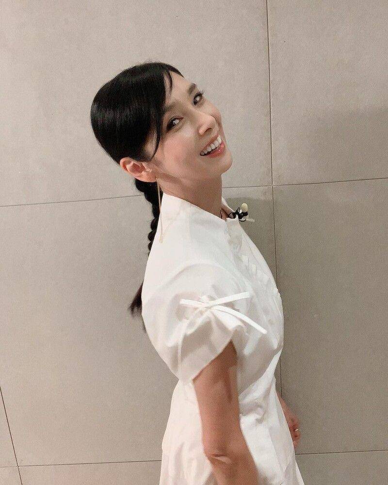62岁黑木瞳不只保养得宜，私下穿搭也是超逆龄　白色单品最常出现 名人名流 图3张