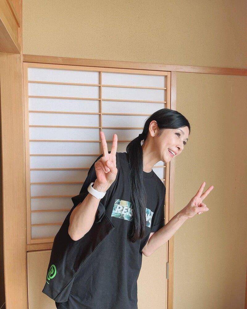 62岁黑木瞳不只保养得宜，私下穿搭也是超逆龄　白色单品最常出现 名人名流 图2张