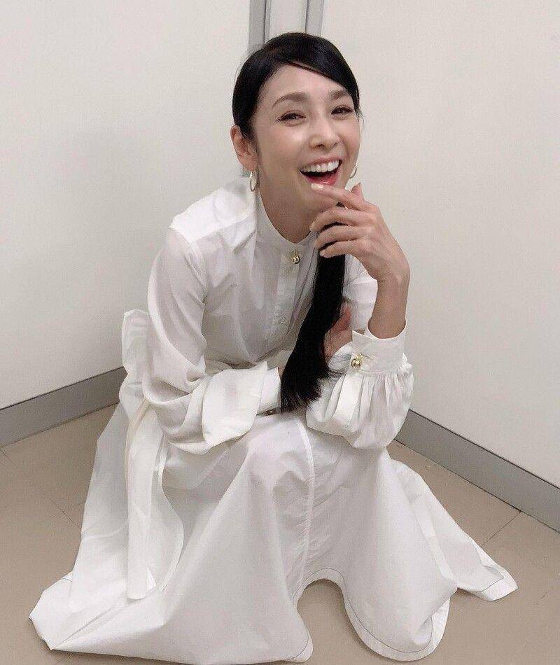 62岁黑木瞳不只保养得宜，私下穿搭也是超逆龄　白色单品最常出现 名人名流 图4张