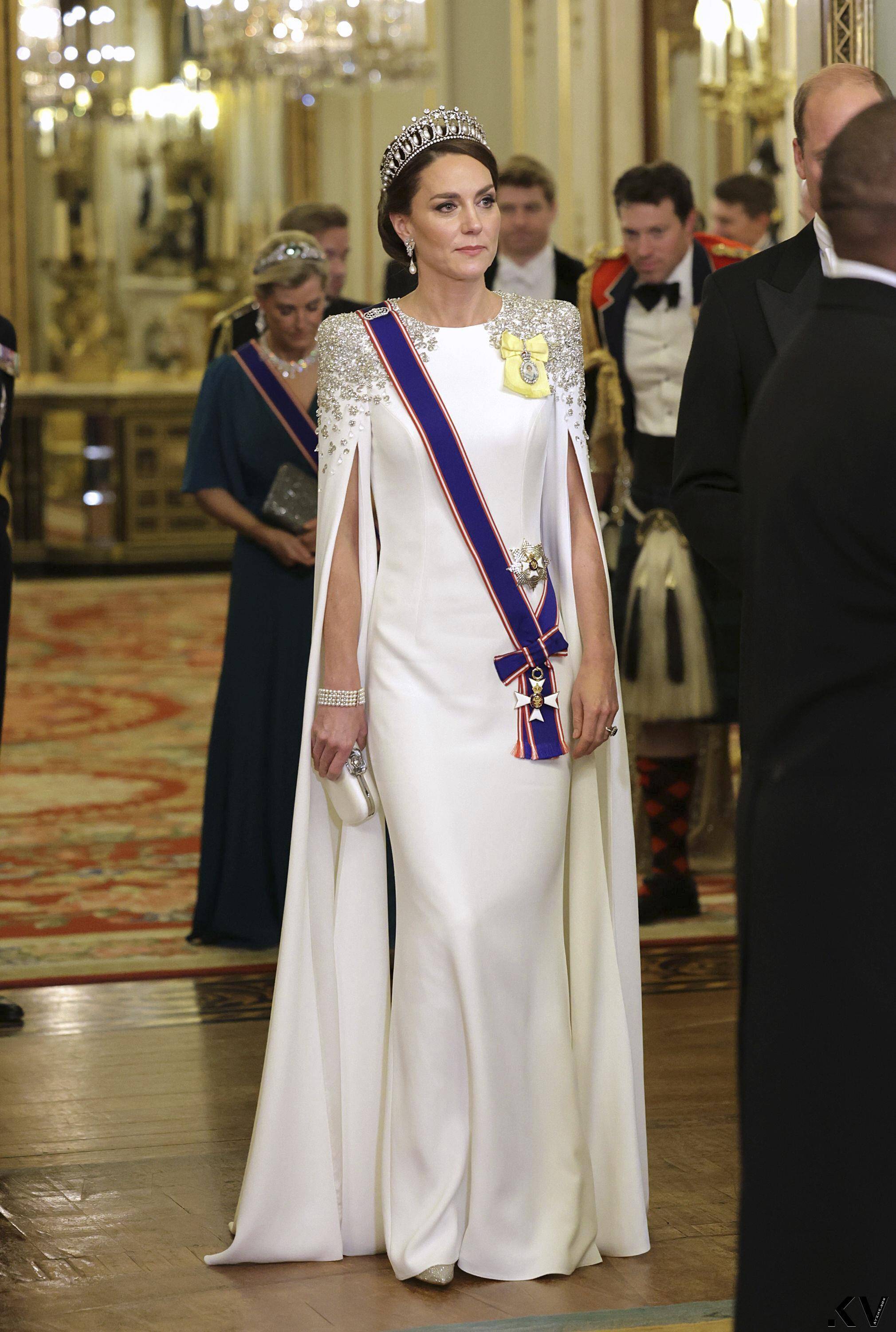 凯特王妃斗篷装美到网友喊“王后”　黛妃最爱冠冕加持秀女神气势 时尚穿搭 图3张