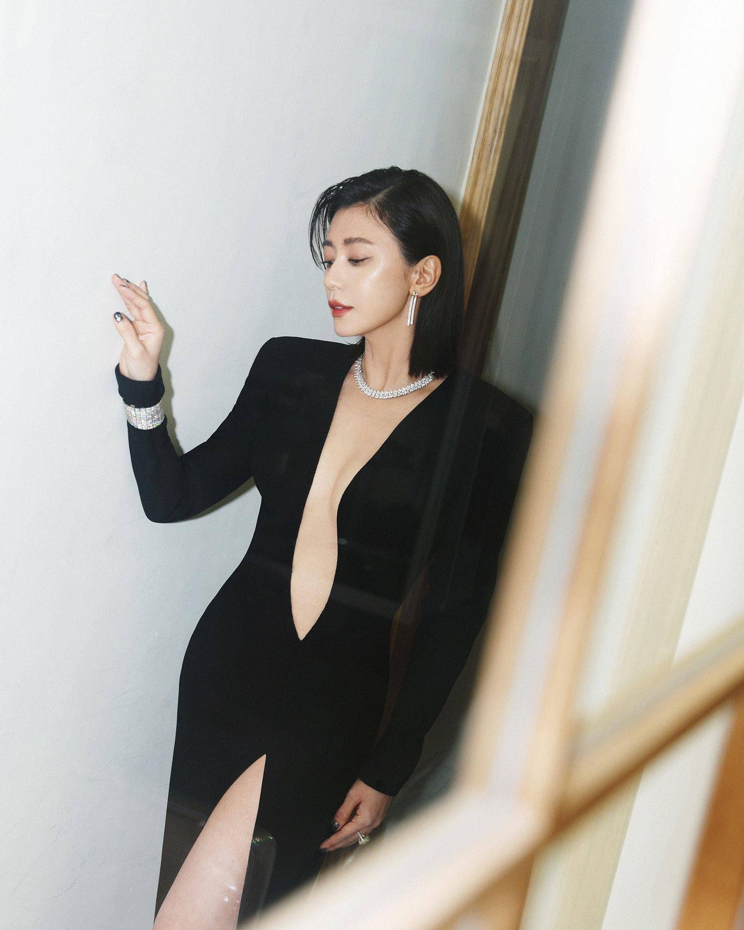 贾静雯“上下全开”性感破表　脸部靠Tiffany百万新耳环打光 名人名流 图1张