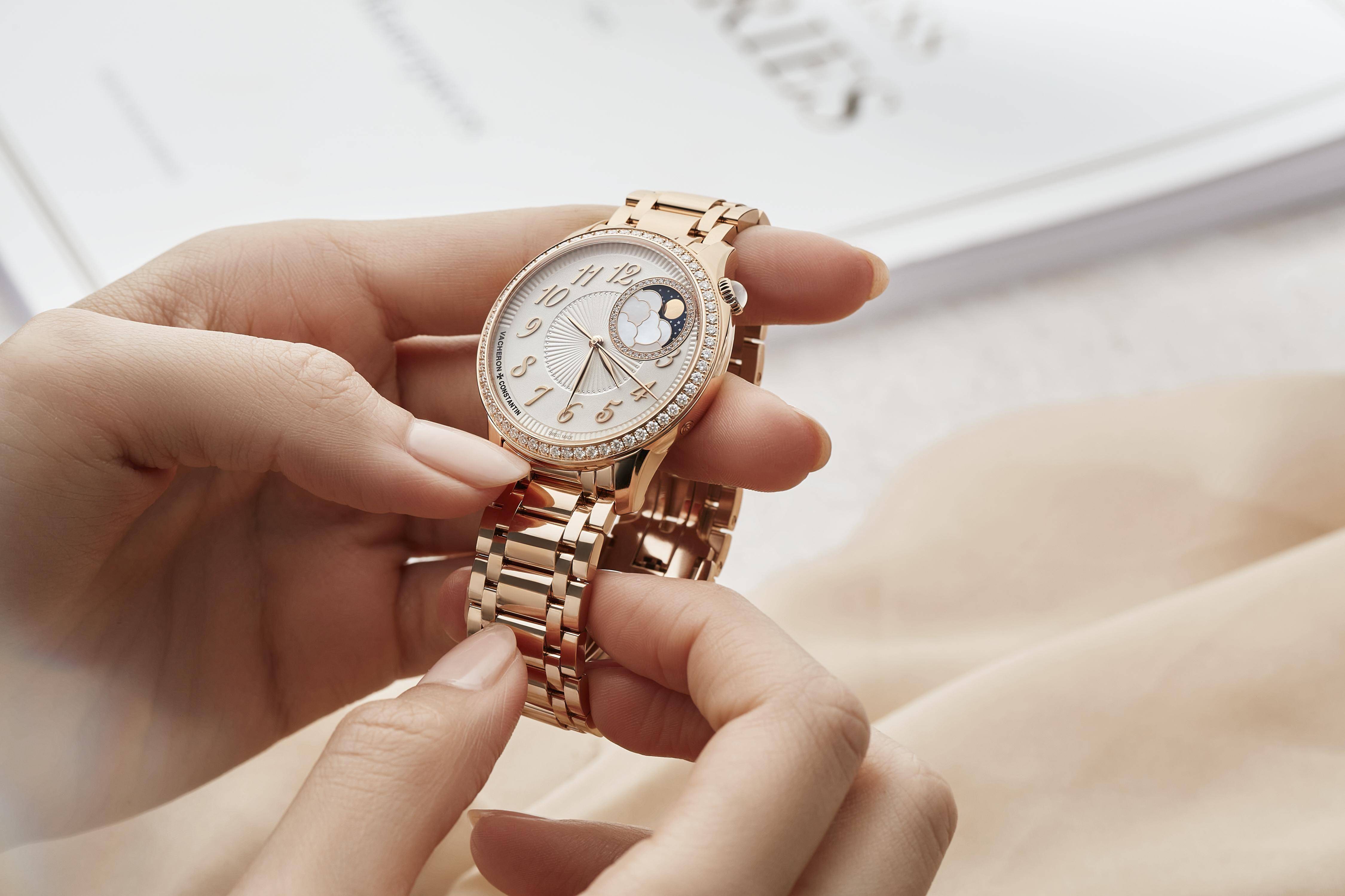 风・Luxury／细致蕾丝变身镶钻版　成江诗丹顿女表最美装饰 奢侈品牌 图4张