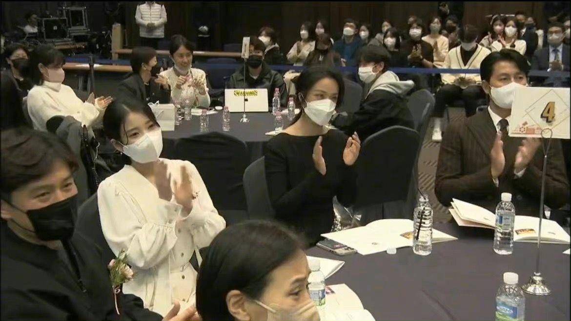 汤唯罕见同框IU粉丝超兴奋！　转身秀心机美背获韩网盛赞 名人名流 图3张