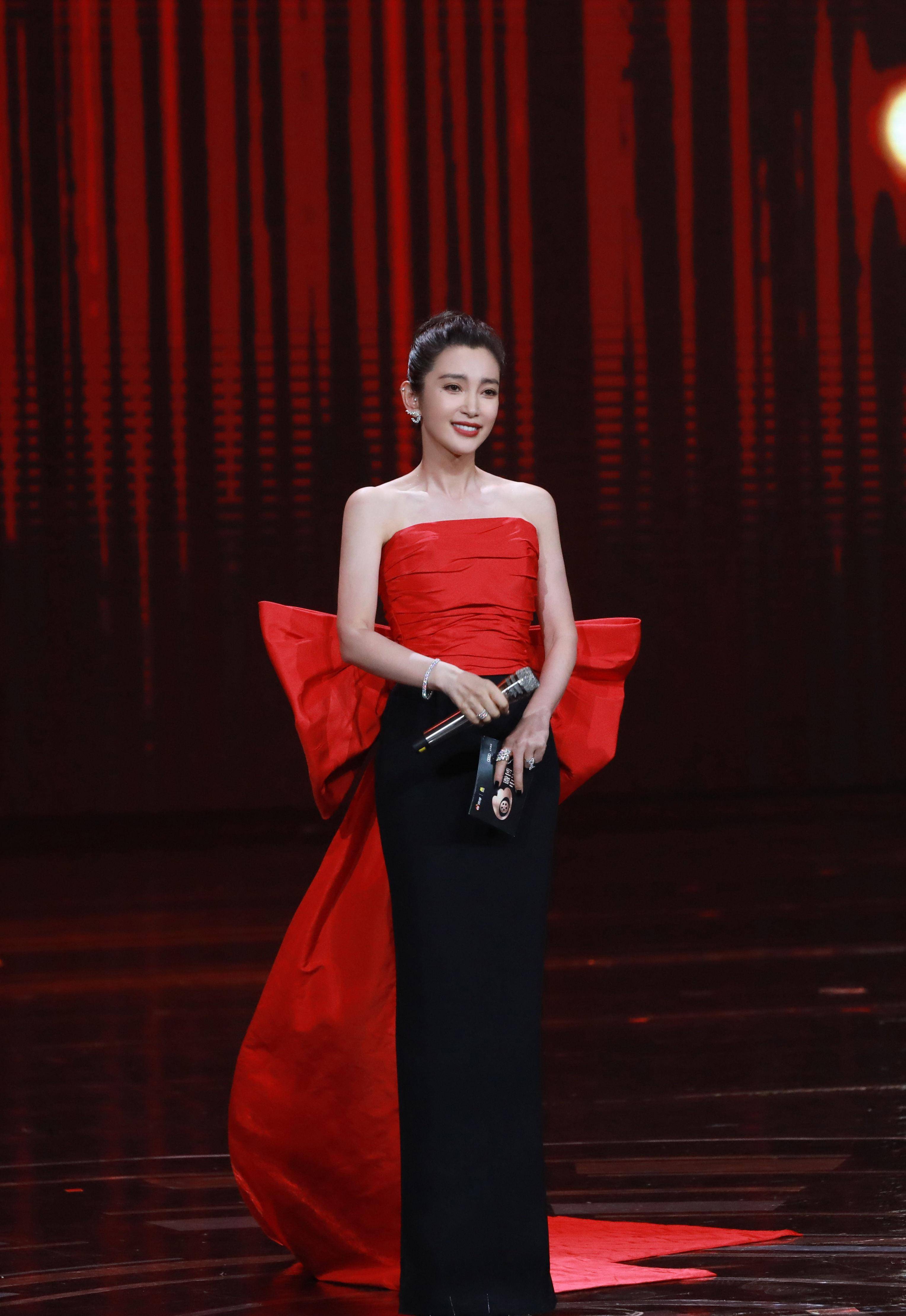 迪丽热巴一袭抹胸红裙美艳动人　李冰冰“差19岁”穿同款没输！ 名人名流 图3张