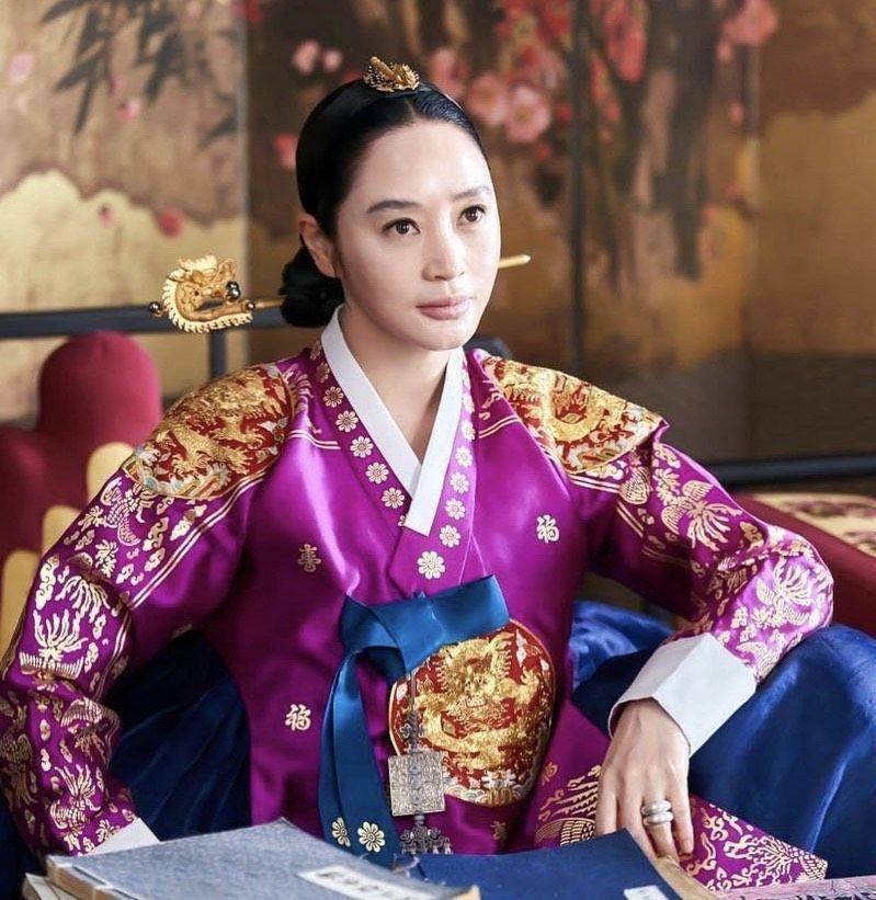 金惠秀礼服被嫌保守　霸气晒一套比一套还辣的试装照 时尚穿搭 图2张