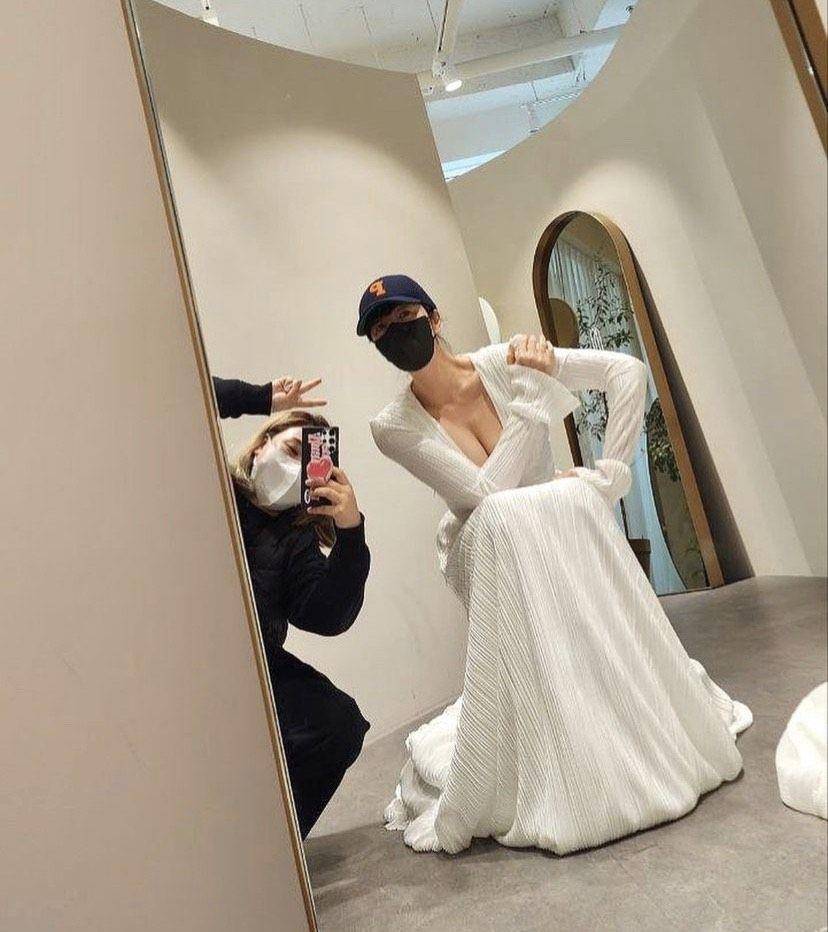 金惠秀礼服被嫌保守　霸气晒一套比一套还辣的试装照 时尚穿搭 图3张